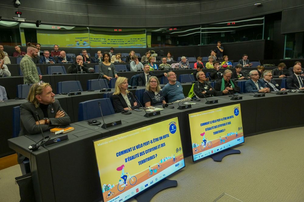Une assemblée composée de nombreux acteurs politiques, institutionnels et associatifs, attentifs à la présentation en cours au Parlement Européen.