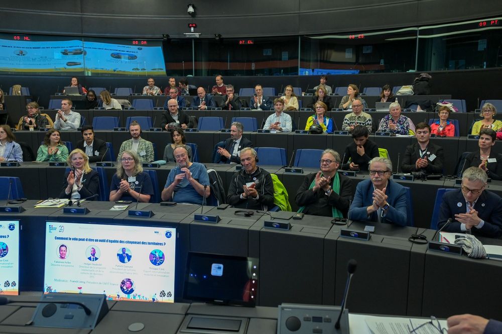 Une assemblée composée de nombreux acteurs politiques, institutionnels et associatifs, applaudissent suite à la présentation au Parlement Européen.