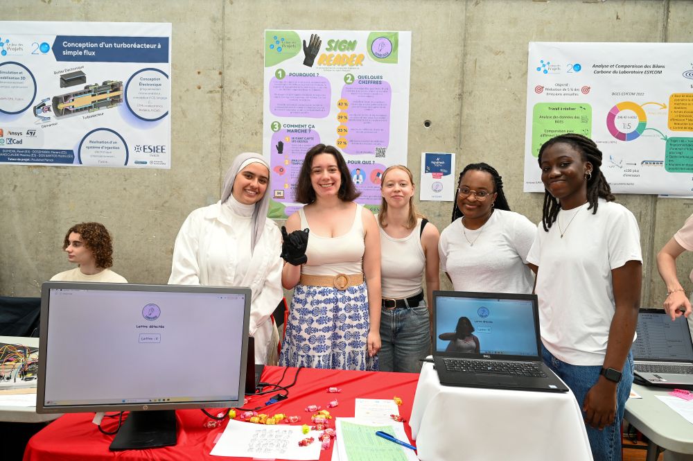 Photo de groupe d'étudiantes ESIEE Paris derrière le stand de leur projet. ©faiseurdimages