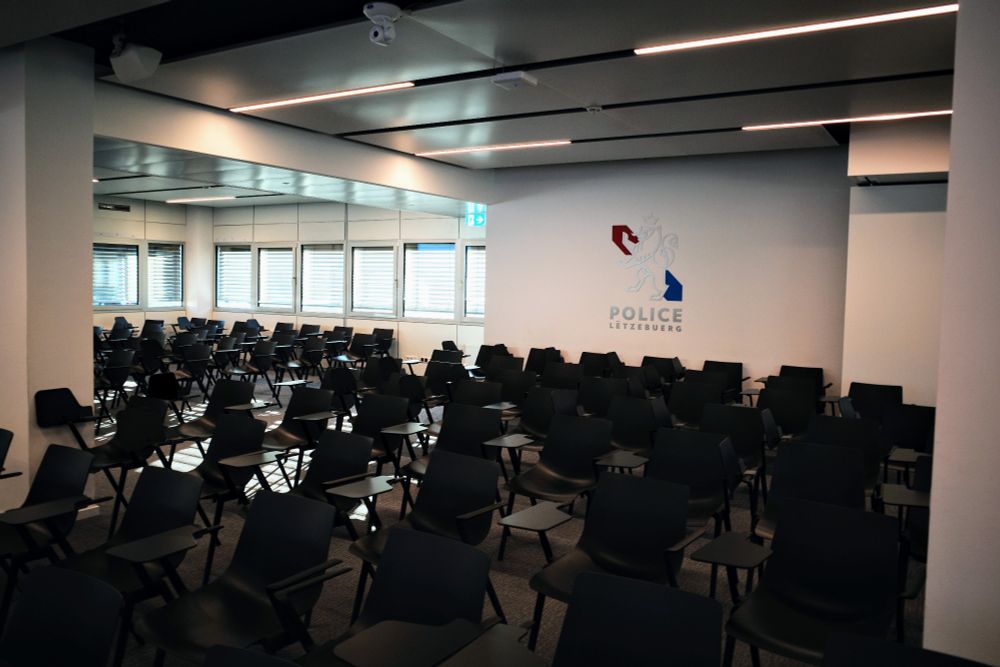 Photo of the training room with chairs and the Luxembourgish police logo.