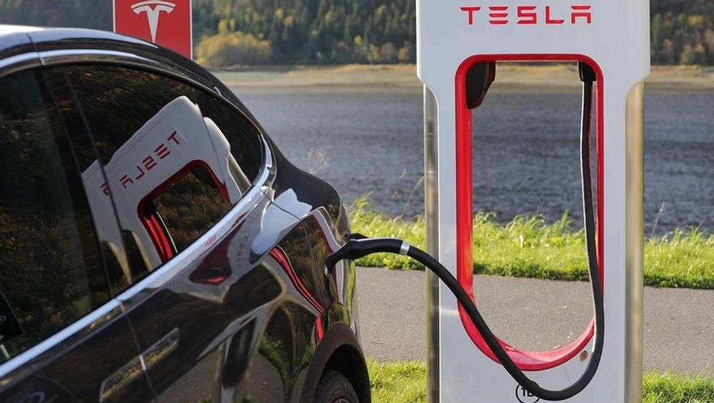 Quatre personnes mortes avant l’arrivée des secours, dans une voiture électrique Tesla qui a pris feu