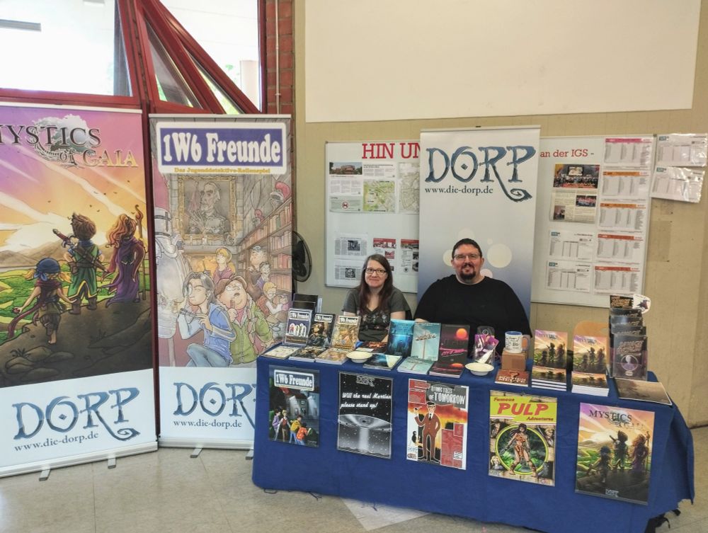 Der Stand von der DORP auf der Feencon in Bonn-Beuel. Am Stand sitzen Thomas und Janine.