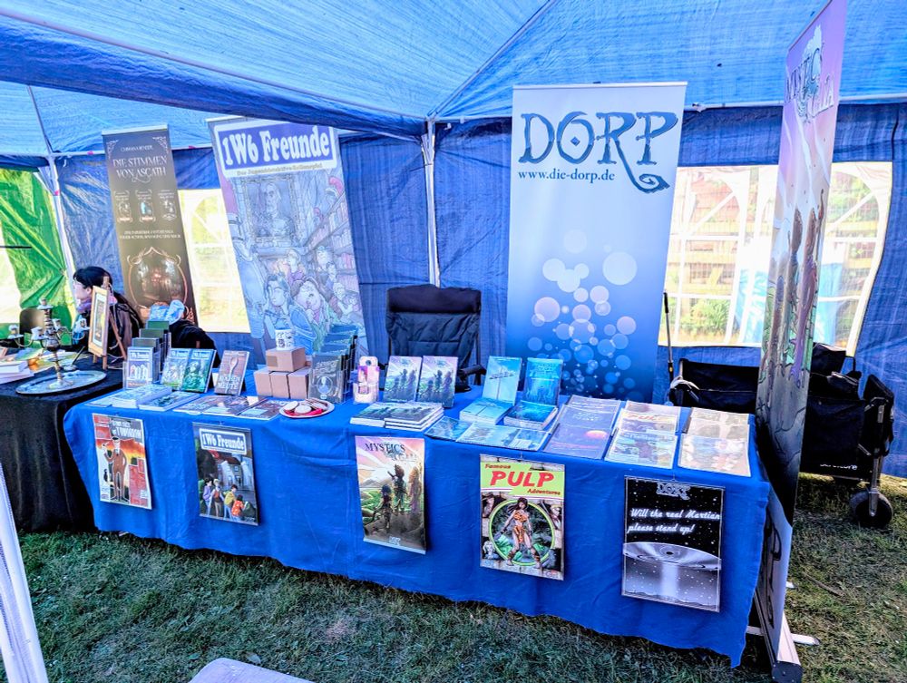 Der DORP Stand unter einem Pavillon draußen auf der NiederrheinCon in Dinslaken.