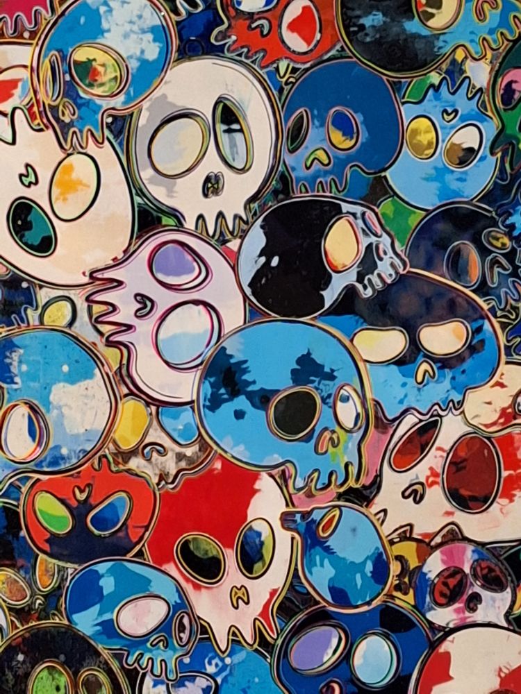 Das Bild zeigt einen Ausschnitt aus dem Kunstwerk "Blue Life Force" von Takashi Murakami aus dem Jahr 2012. Es ist eine Darstellung von unzähligen bunten Totenköpfen