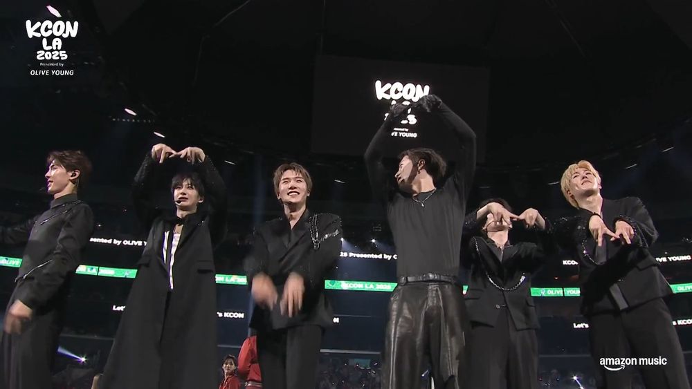 Jackson Wang doing the Monsta X hand sign with them at kcon LA !