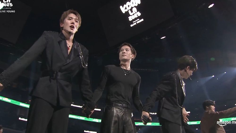 Jackson Wang holding hands with Monsta X at kcon LA !