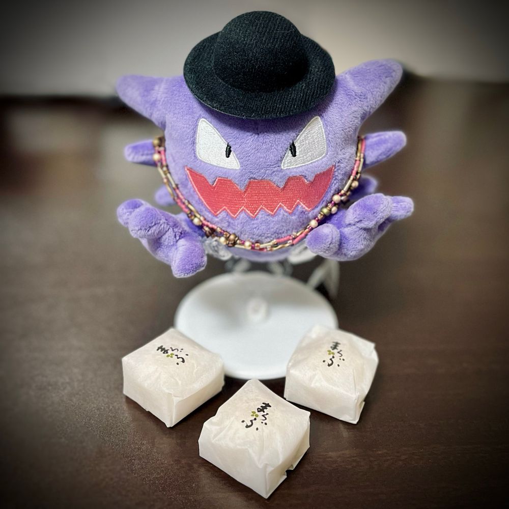 小さいお饅頭（まろぶ）が３つ、その奥にゴーストちゃん