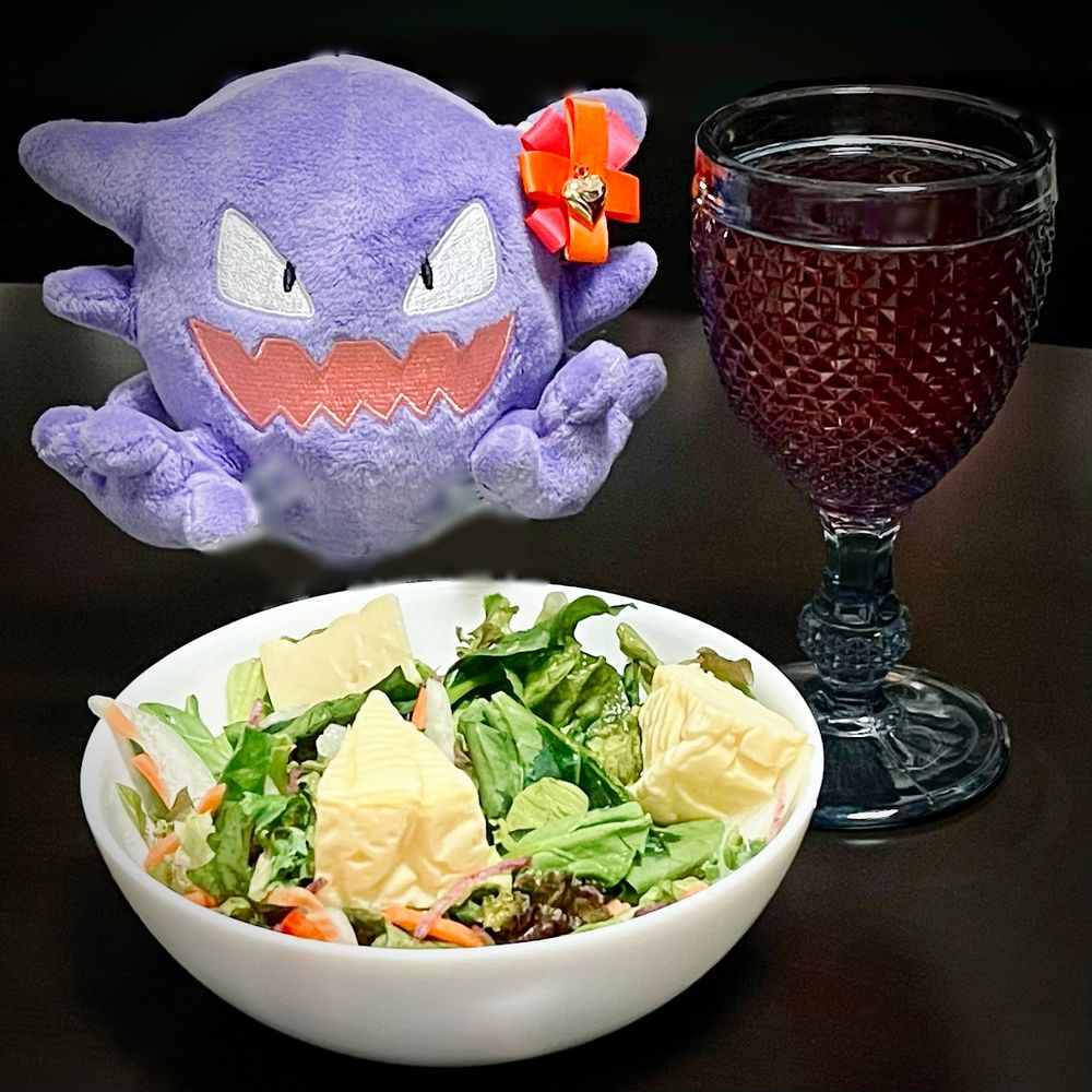 手前にチーズが入ったサラダ　右奥にワイングラス　左奥にゴーストちゃん