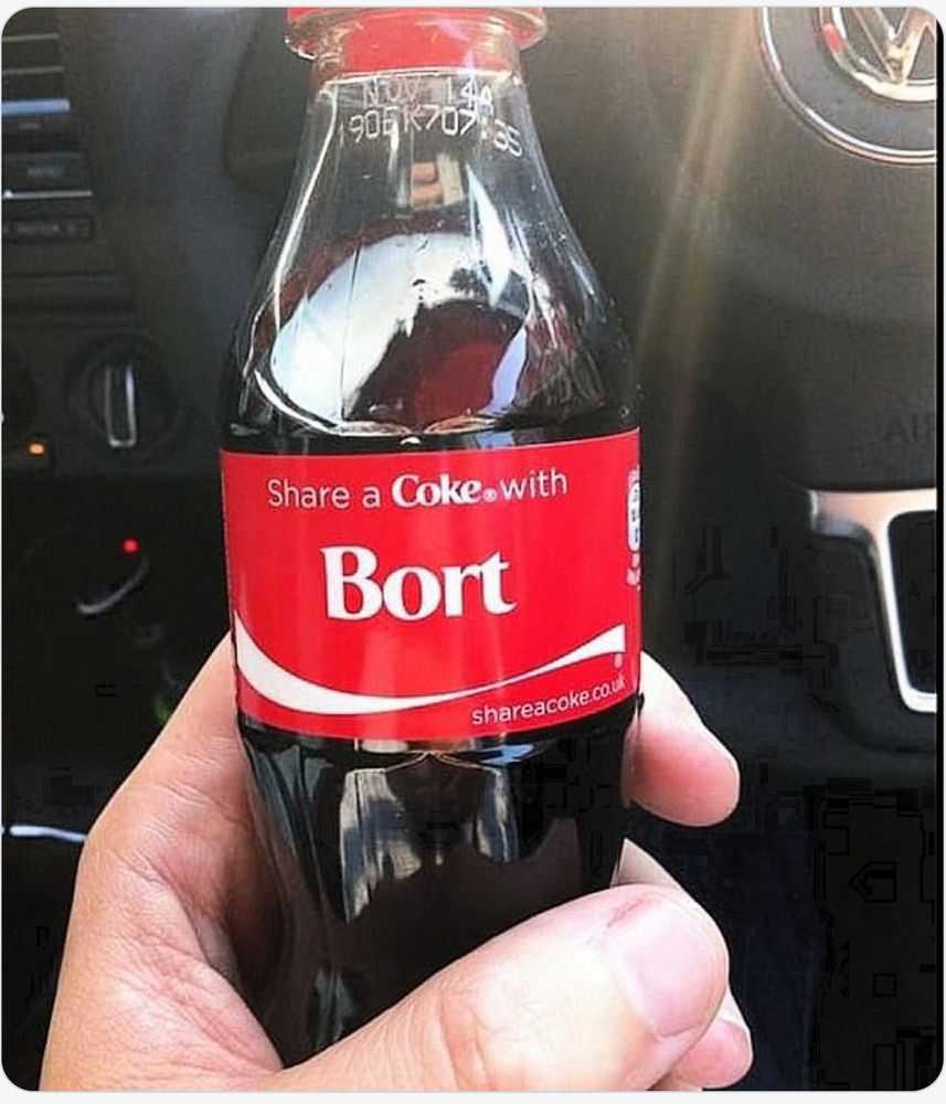 Auf dem Bild ist eine Coke Flasche mit dem Namen Bort drauf zu sehen