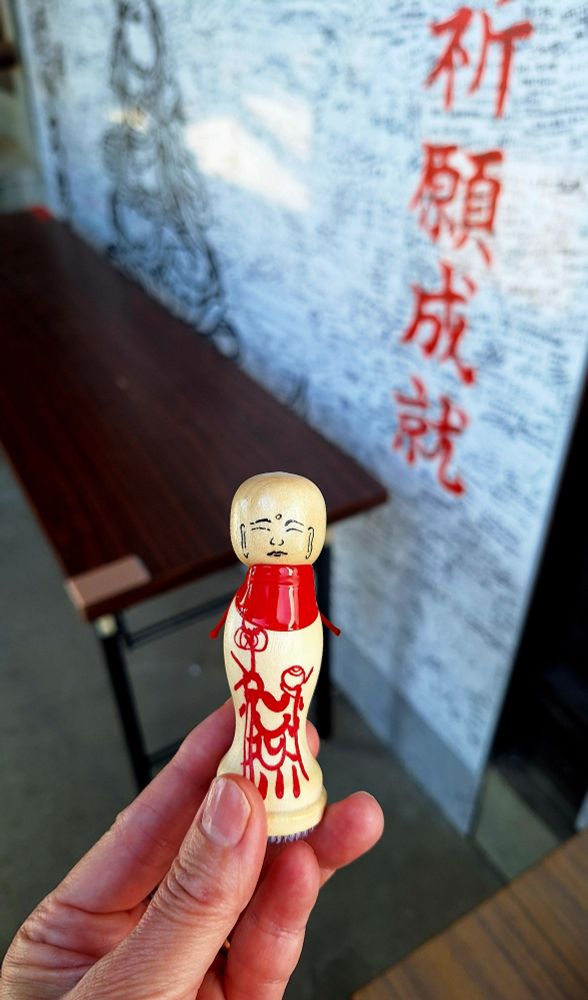 このお地蔵さまの背中にお願い事を書く