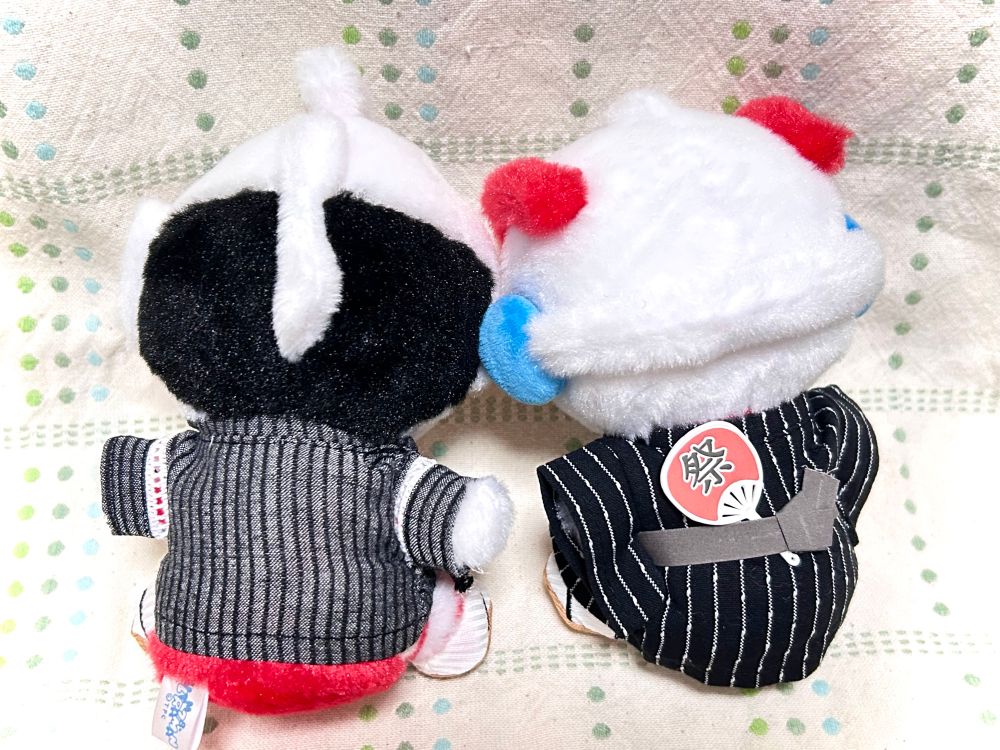 後ろ姿を見せている、スリーコインズのぬいぐるみ用浴衣を着たふわぬいエックスと、甚平の上着を着たアーク。浴衣の帯はマジックテープで留めるが、貝の口のような結び目になっている。