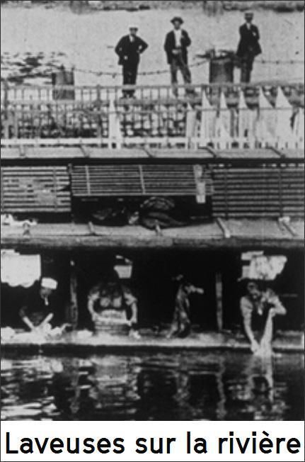 Aparecen unas mujeres lavando en el rio 