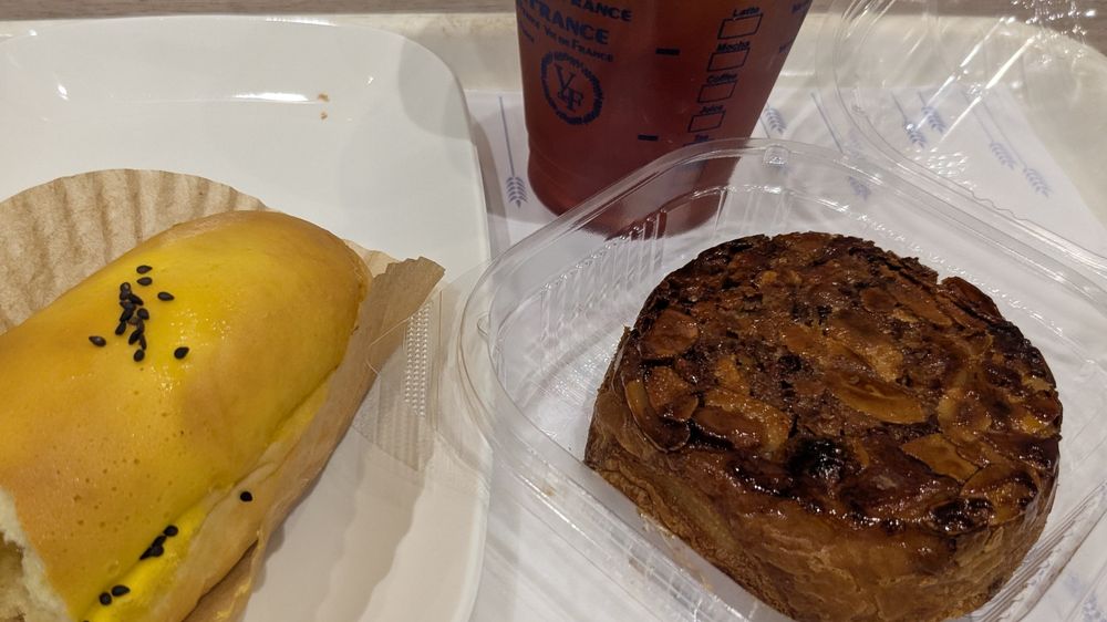 スイートポテトパン
木の実(アーモンドとヘーゼルナッツ)のパン