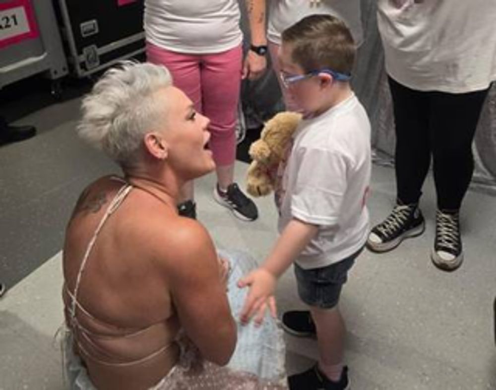 Pink laat droom van Jesse (7) met downsyndroom na gemist concert uitkomen: ‘Geweldig mens’