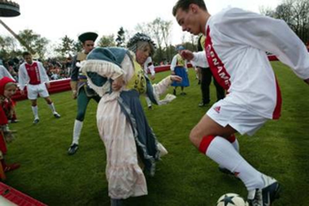 De dag dat Wesley Sneijder en de sterren van Ajax de Efteling betoverden: ‘15-0? Leven in sprookjeswereld’