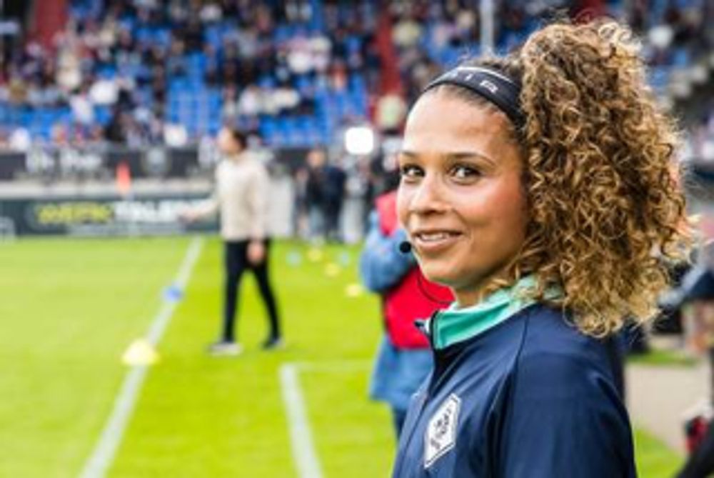 Primeur: Shona Shukrula wordt eerste vrouwelijke scheidsrechter in Nederlands betaald mannenvoetbal