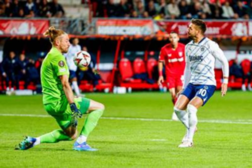 Sterk FC Twente ziet Europese zege tegen Fenerbahçe van Mourinho door de vingers glippen na goal Tadic