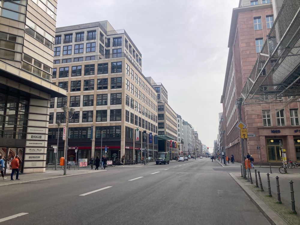 Eine sehr breite Straße, die weder beparkt noch befahren wird.