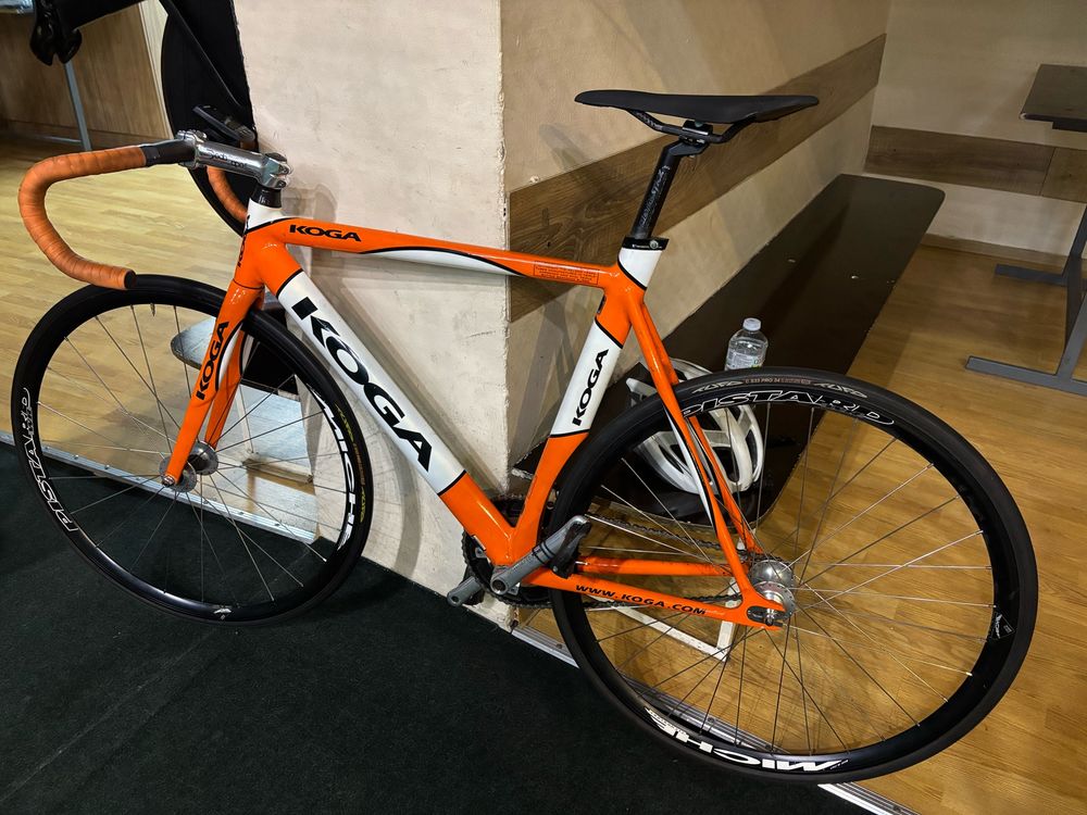 Трековый оранжевый велосипед