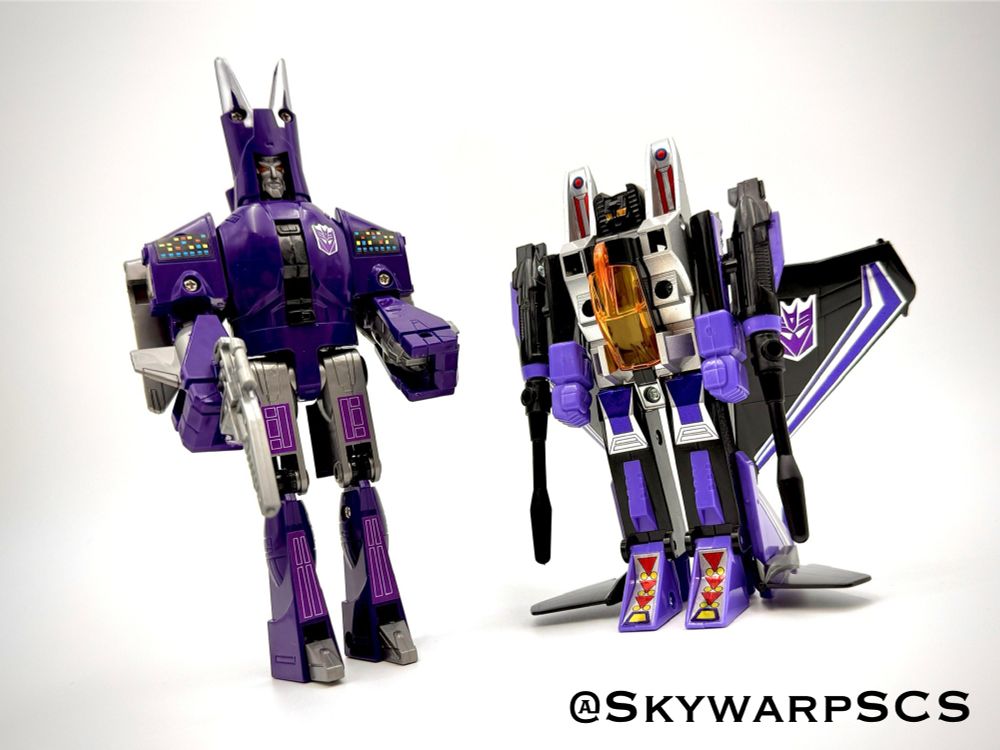 G1 KO/4th party “Cyclonus” in robot mode next to G1 TRU reissue “Skywarp” in robot mode.