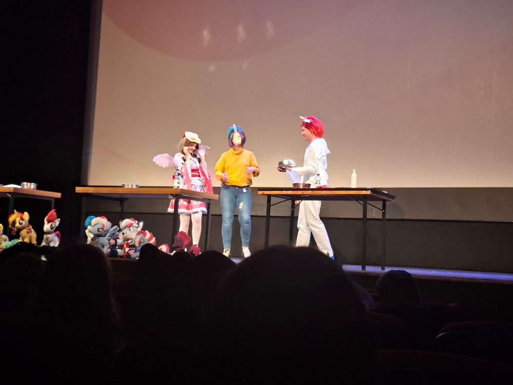 Same scene as the first picture. The center person now presents her face full  of cream.