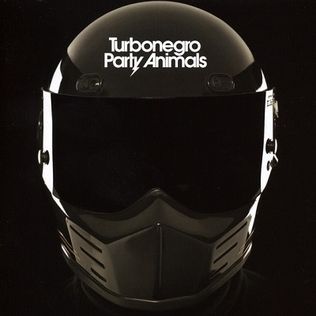 Plattencover von Turbonegro - Party Animals.
Schwarzer Motorradhelm mit schwarzem Visier. 