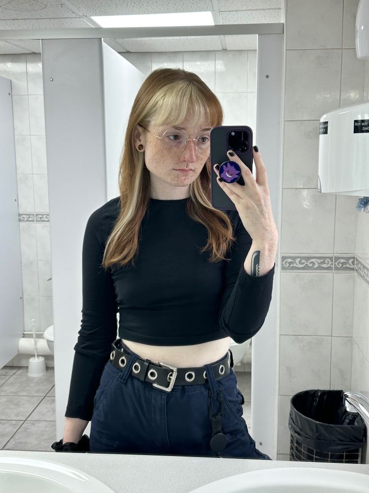Mirror selfie in the work toilet 🧻