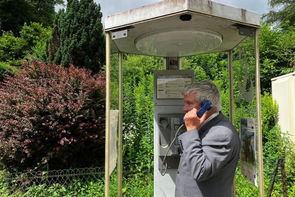 "Nous cherchons vivement la personne qui passe ces appels", qui utilise la dernière cabine téléphonique de France ?