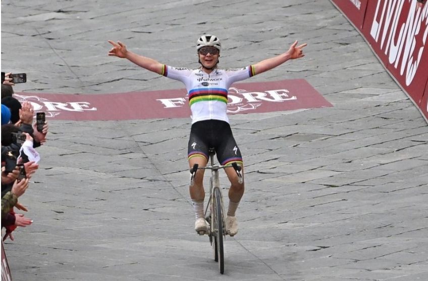 Lotte Kopecky winning the strade