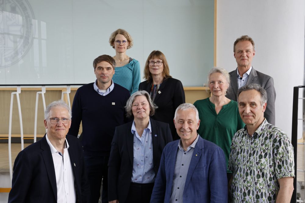 Gruppenfoto:
1. Reihe v.l.n.r. Prof. Dr. Wolfgang Driever (CIBSS), Prof. Dr. Kerstin Kriegstein (Rektorin), Prof. Dr. Stefan Rensing (Prorektor für Forschung und Innovation), Prof. Dr. Jürgen Bauhus (Future Forests)
2. Reihe v.l.n.r. Prof. Dr. Jürgen Kleine-Vehn (CIBSS), Dr. Carola Hunte (CIBSS), Prof. Dr. Friederike Lang (Future Forests)
3. Reihe v.l.n.r. Prof. Dr. Claudine Kraft (CIBSS), Prof. Dr. Marc Hanewinkel (Future Forests)
Fotograf: Michael Spiegelhalter
