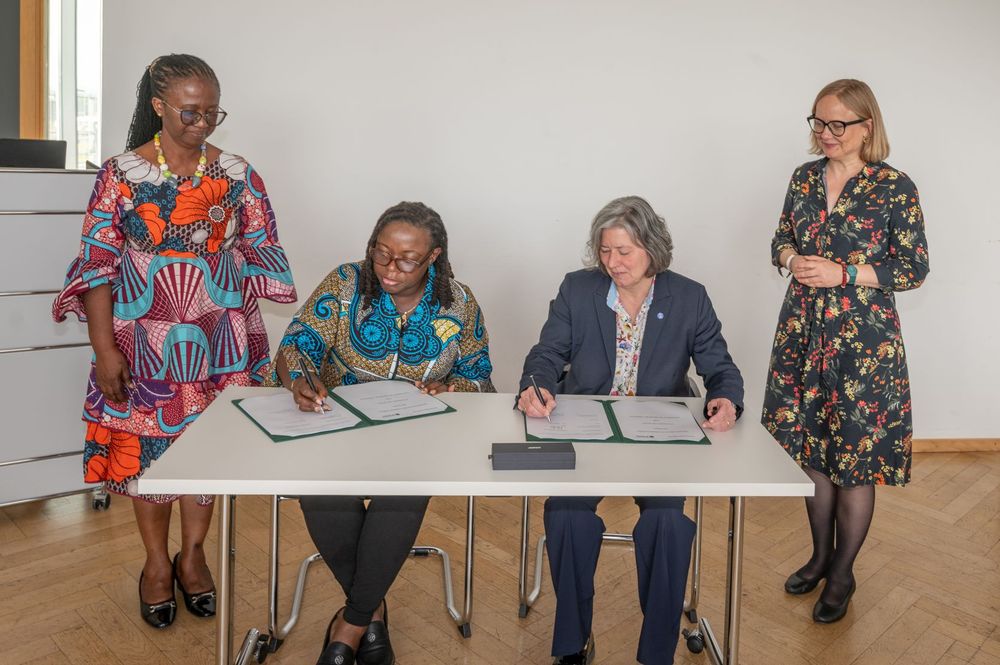Nana Aba Appiah Amfo und Kerstin Krieglstein unterzeichnen das aktualisierte Memorandum of Understanding und ein Student Exchange Agreement. 

Foto: Bernd Kohlen / Universität Freiburg