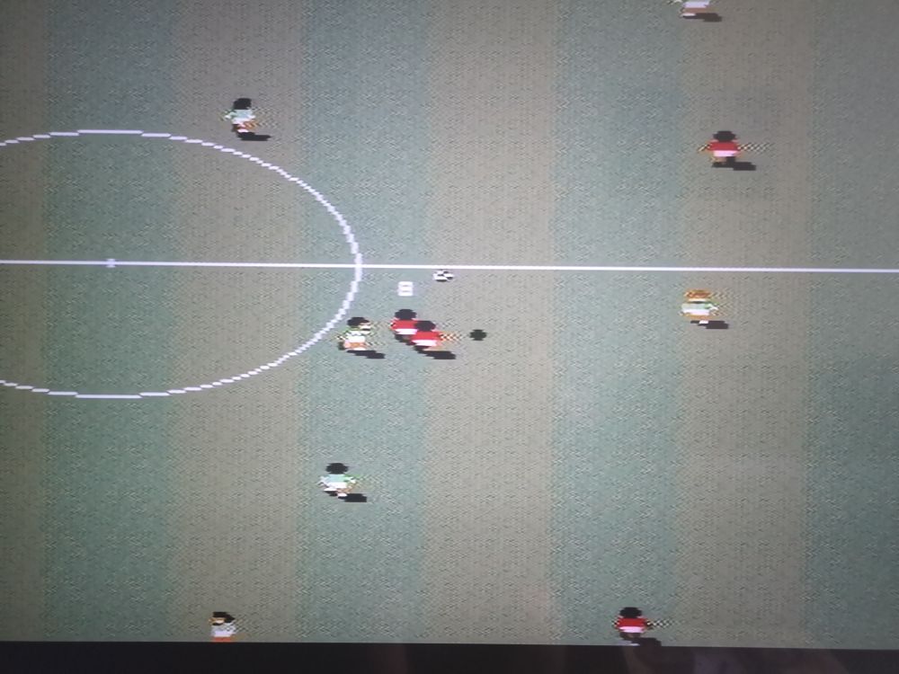 Screenshot of Manchester United passing the ball in Sensible Soccer: European Champions.