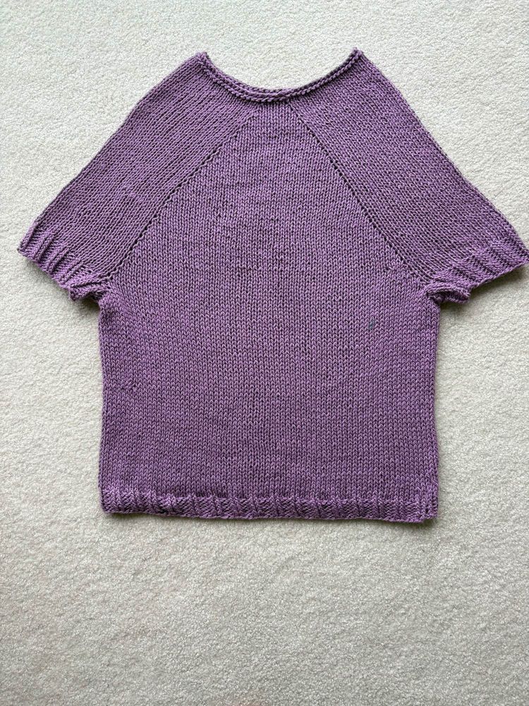 simple t-shirt made of knit stitches with 2 by 2 rib along the hems