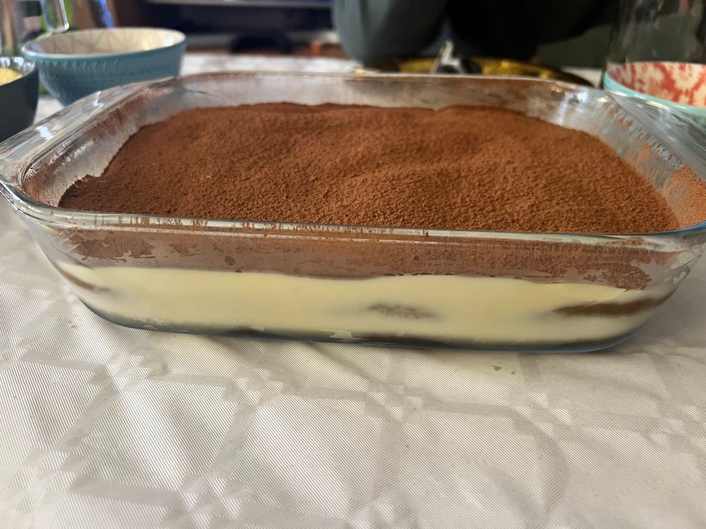 Una fuente de tiramisú casero.