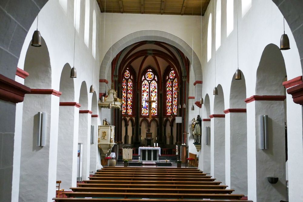 Propsteikirche St. Bartholomäus, Hirzenach am oberen Mittelrhein. Romanische Pfeilerbasilika mit gotischem Chor.