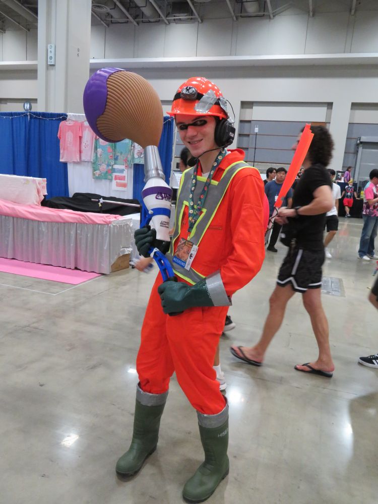 A cosplayer done up to look like a Salmon Run player