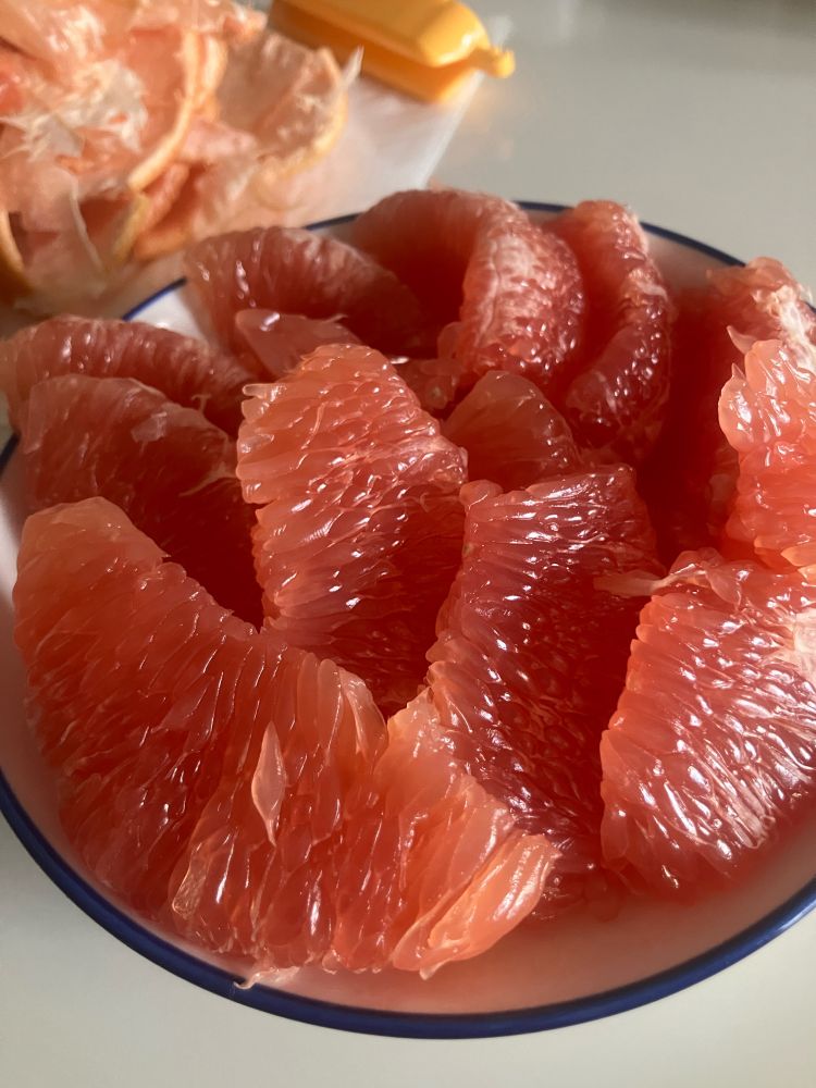 皮を剥かれたグレープフルーツと皮の残骸