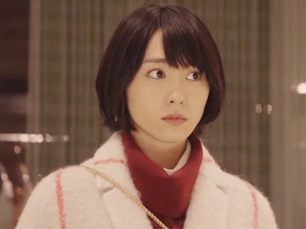 Aragaki Yui Look Around GIF