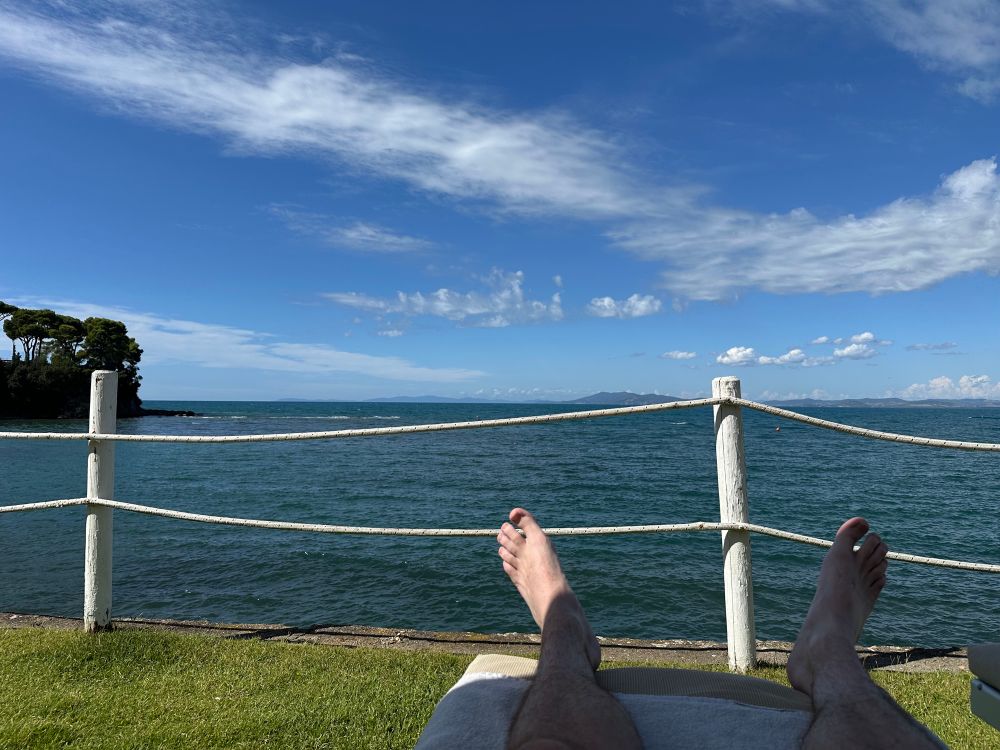 Zwei Füße im Liegestuhl, Blick aufs Mittelmeer Höhe LaSpezia