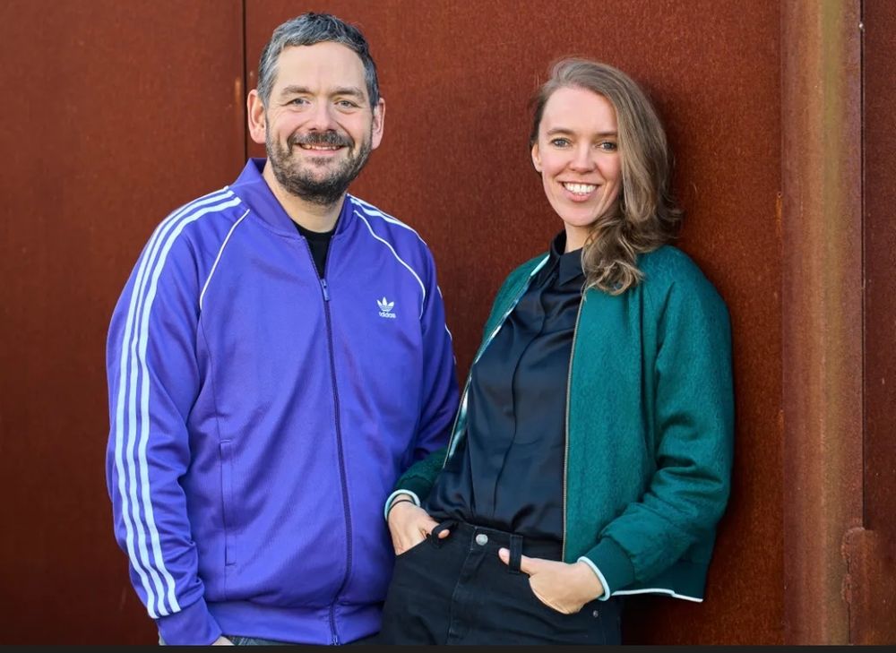 ein paar violette adidasjacke viridangrüner urban bomber uber schwarzer bluse die nicht unsympathisch aber iwi slightly too engaging in die kamera gucken und lächeln