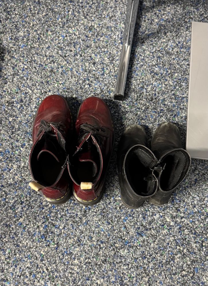 Ein Paar Doc Martens Stiefel in Grösse 46, daneben steht ein Paar Winterstiefel in ca. Grösse 36/37