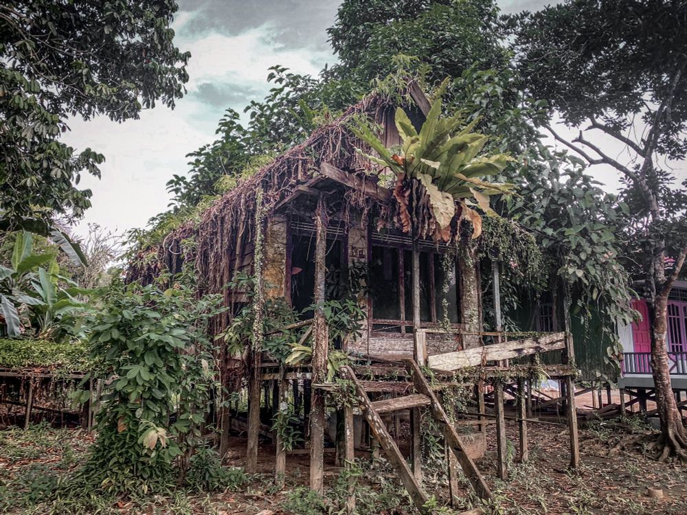 Kampung Tua, located in Tepian Langsat Village, East Kutai Regency, East Kalimantan, is one of the oldest settlements in the region. Its historical presence is believed to date back to before 1917.