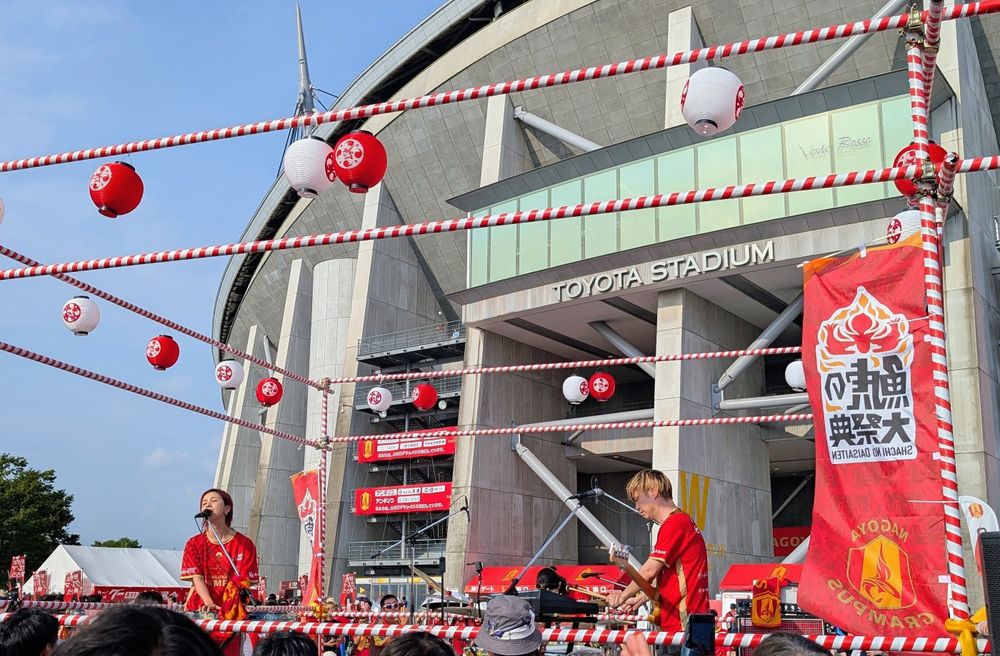 Photo by NAL / ナルサワトモアキ on August 23, 2025. May be an image of 3 people, crowd, stadium and text.