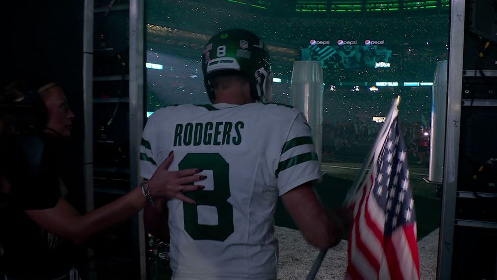 Local dumbass Aaron Rodgers gets ready to make his Jets debut