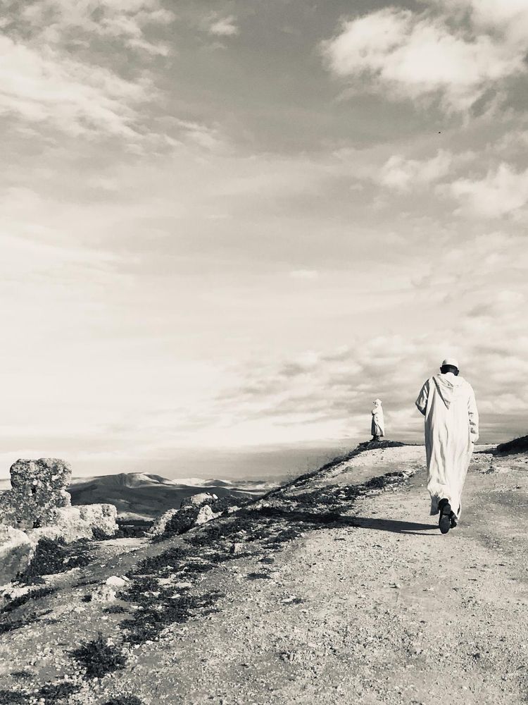 Marocain en habit traditionnel sur les hauteurs de Fès