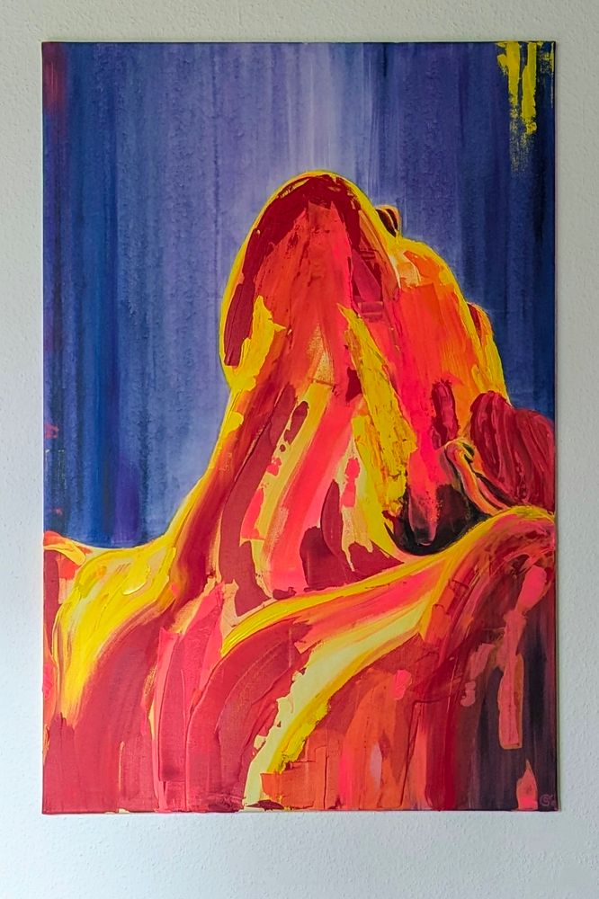 Abstraktes Acrylgemälde einer Frau, die ihren Kopf nach hinten wirft in gelb, pink und rot mit blauem Hintergrund
