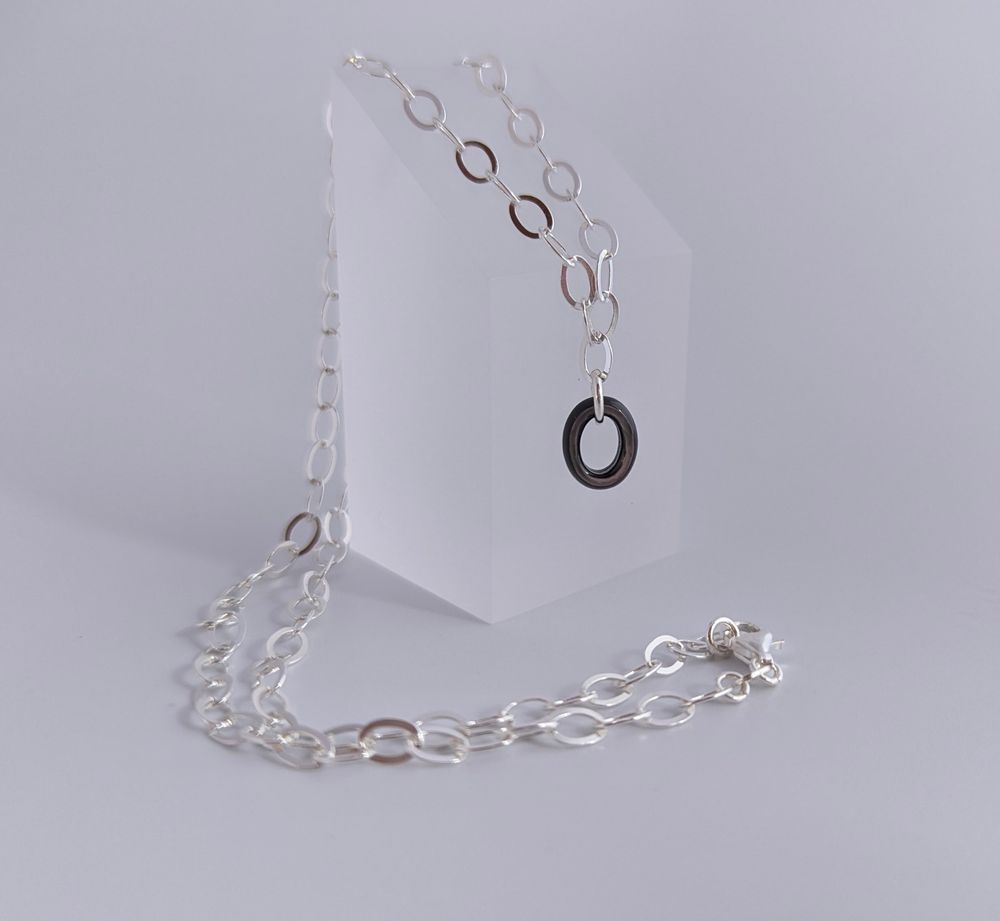Weitankerkette mit einem Oval aus dunklem Perlmutt