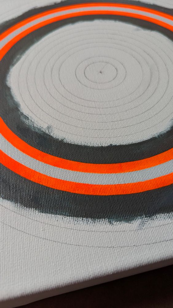 Leinwand mit konzentrischen Kreisen 
Jeweils 2 sind neonorange und grau