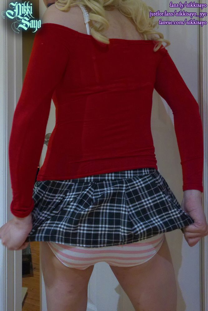 The same femboy from the first pic realizing that their butt is in plain view