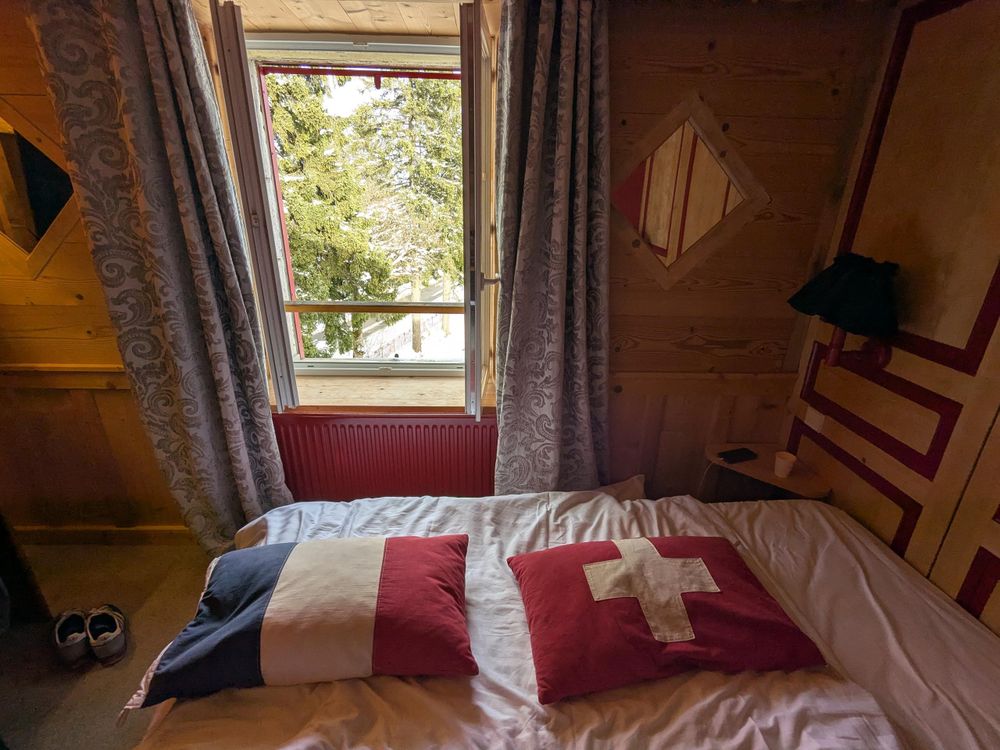 Un oreiller français au pied du lit, un oreiller suisse à la tête